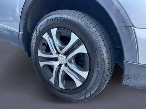 Used 2018 Toyota RAV4 LE FWD image 6