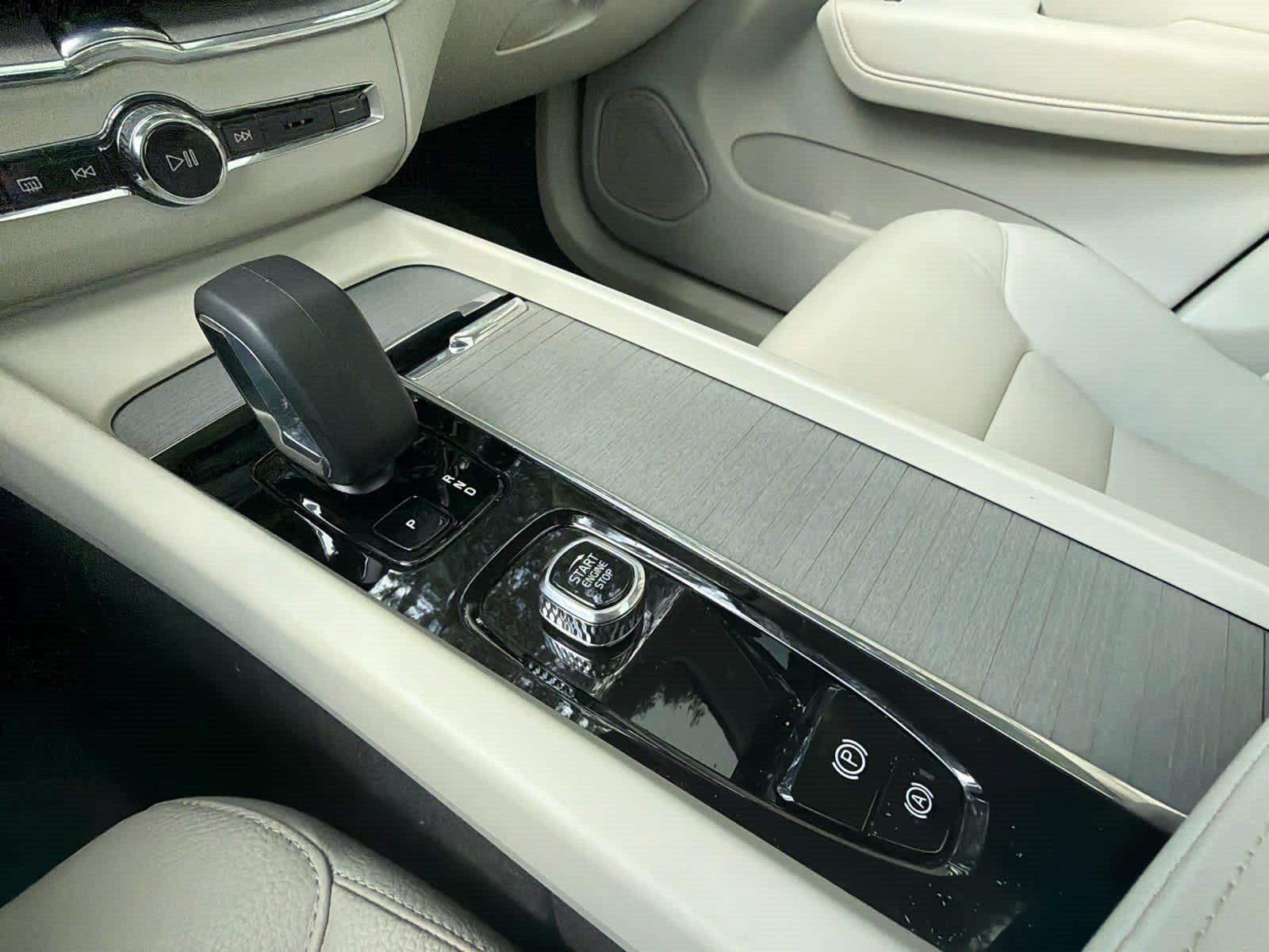 Used 2024 Volvo XC60 B5 Plus w/ Protection Package Premier AWD/4WD image 33
