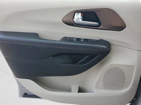 Used 2017 Chrysler Pacifica Touring-L Plus FWD image 19