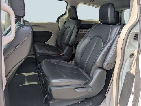 Used 2024 Chrysler Pacifica Limited FWD image 15