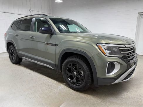 Used 2025 Volkswagen Atlas Peak Edition SE AWD/4WD image 3