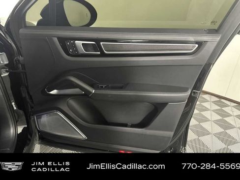 Used 2022 Porsche Cayenne Turbo S image 13