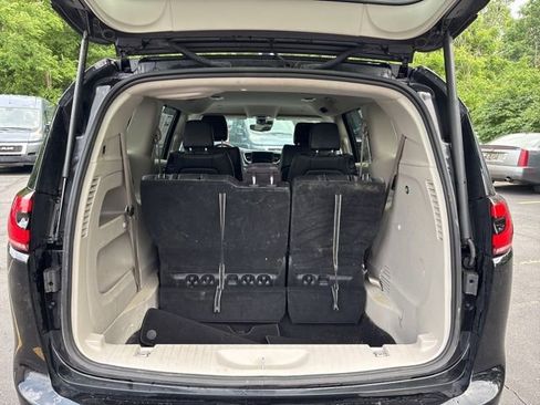 Used 2024 Chrysler Pacifica Touring-L image 7