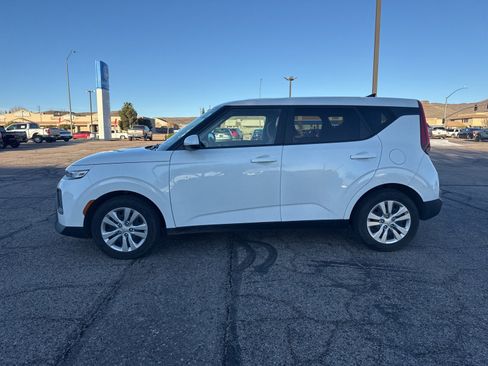 Used 2021 Kia Soul LX image 2