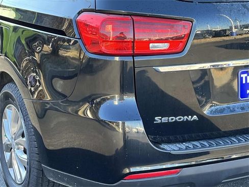 Used 2019 Kia Sedona LX image 5