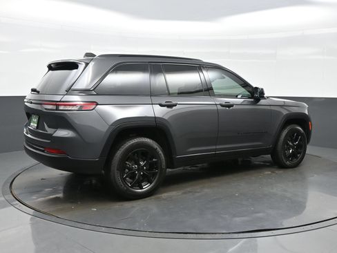 Used 2024 Jeep Grand Cherokee Altitude AWD/4WD image 8