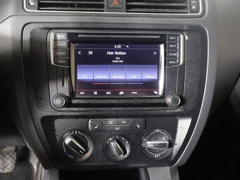 Used 2017 Volkswagen Jetta SE image 40