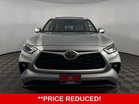 Used 2023 Toyota Highlander LE image 2