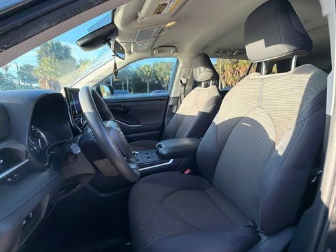 Used 2023 Toyota Highlander L FWD image 6