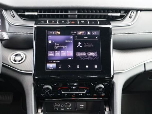 New 2025 Jeep Grand Cherokee Altitude image 9