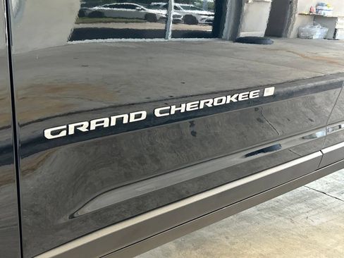 Used 2025 Jeep Grand Cherokee Laredo AWD/4WD image 14
