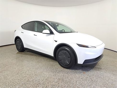 Used 2026 Tesla Model Y 2WD image 4