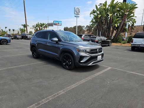 Certified 2022 Volkswagen Taos SE FWD image 3