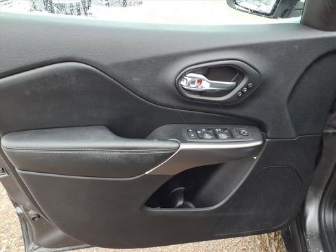 Used 2019 Jeep Cherokee Limited image 14