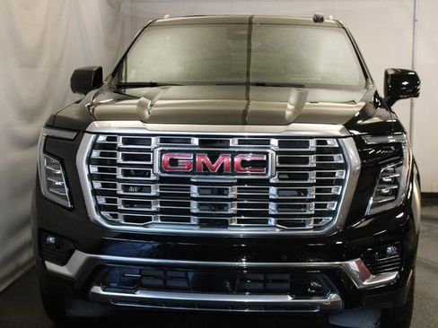 Used 2025 GMC Yukon Denali w/ Advanced Technology Package image 3