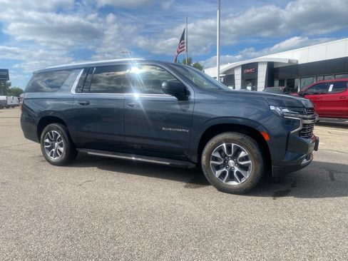 Used 2021 Chevrolet Suburban LT w/ Luxury Package AWD/4WD image 3