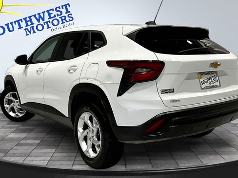 Used 2024 Chevrolet Trax LS w/ LS Convenience Package FWD image 4