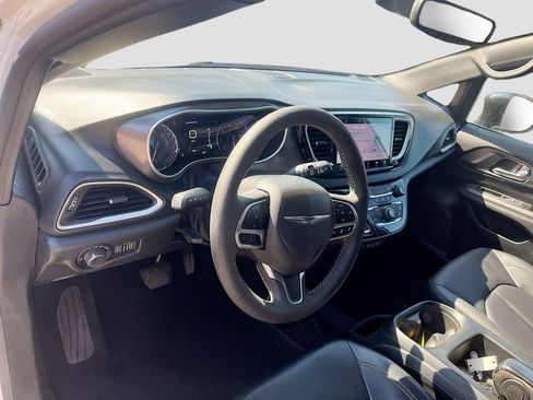 Used 2025 Chrysler Voyager LX FWD image 9