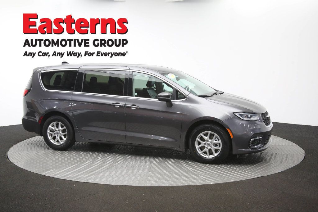 Used 2023 Chrysler Pacifica Touring-L FWD image 50