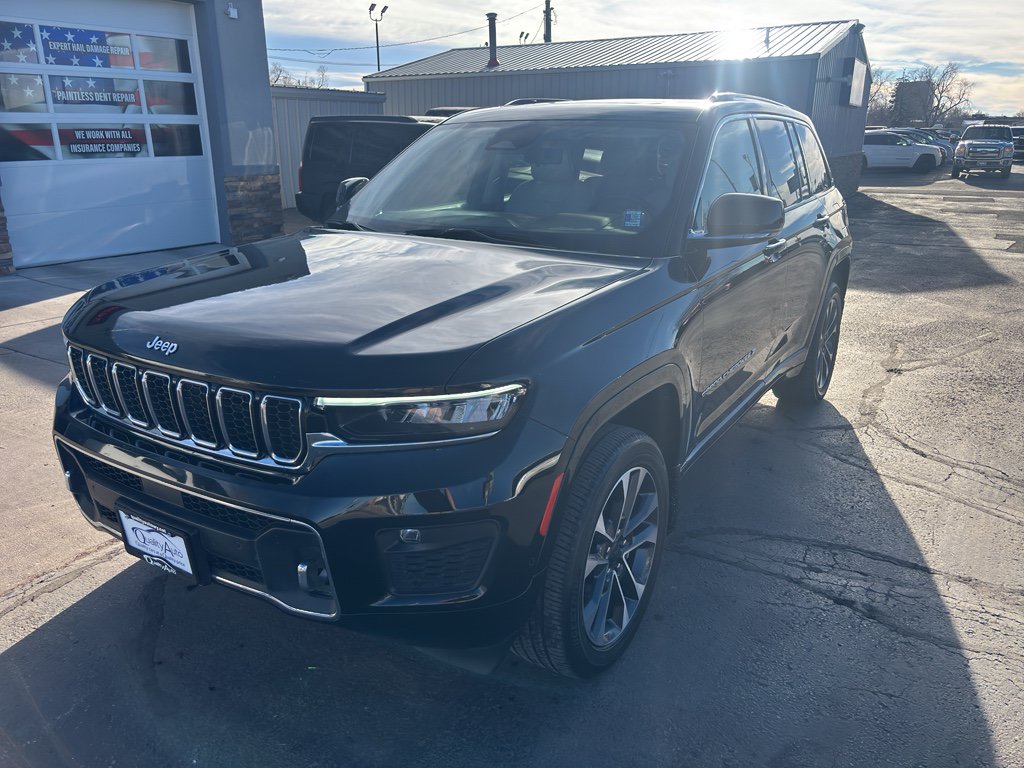 Used 2023 Jeep Grand Cherokee Overland w/ Luxury Tech Group IV AWD/4WD image 2