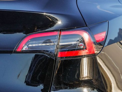 Used 2024 Tesla Model Y 2WD image 9