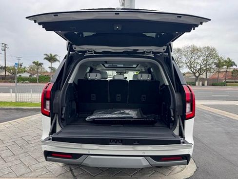 Used 2025 Ford Expedition Platinum w/ Platinum Ultimate Package AWD/4WD image 8