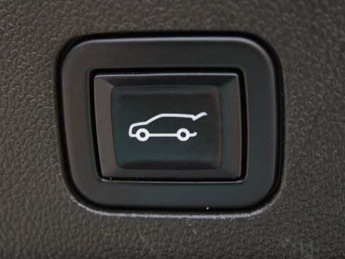 Certified 2022 Chevrolet Tahoe Z71 w/ Luxury Package AWD/4WD image 10