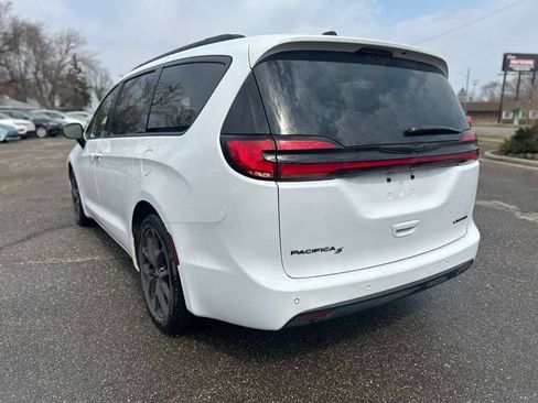 Used 2025 Chrysler Pacifica Limited image 7
