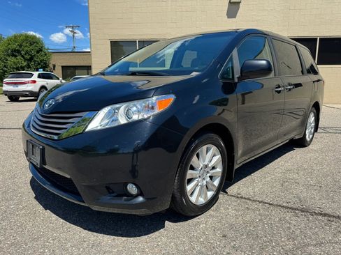Used 2015 Toyota Sienna XLE w/ XLE Navigation Package AWD/4WD image 3