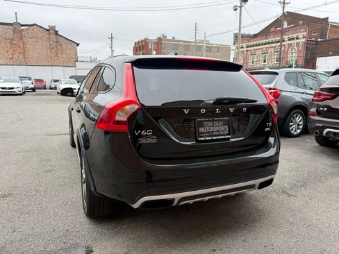 Used 2016 Volvo V60 T5 Cross Country Platinum image 4