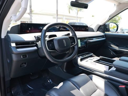 Used 2025 Lincoln Navigator Reserve AWD/4WD image 16