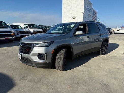 Used 2023 Chevrolet Traverse RS FWD image 3