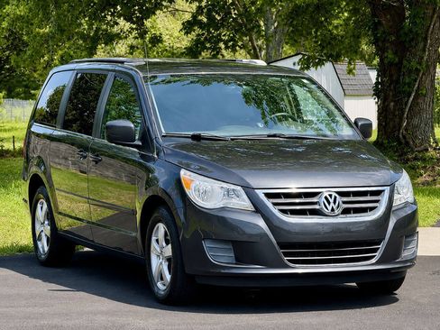 Used 2011 Volkswagen Routan SE FWD image 2