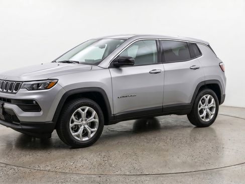 Used 2025 Jeep Compass Latitude AWD/4WD image 3