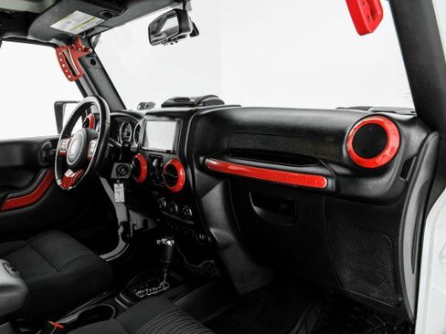 Used 2017 Jeep Wrangler Sahara w/ Connectivity Group image 9