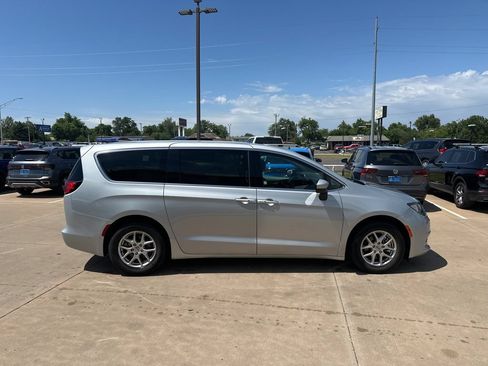 Used 2023 Chrysler Voyager LX FWD image 4