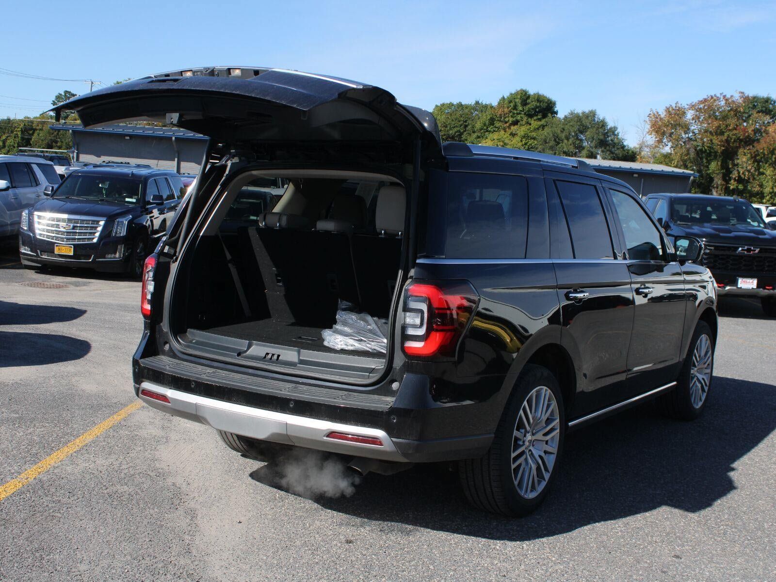 Used 2024 Ford Expedition Limited AWD/4WD image 7