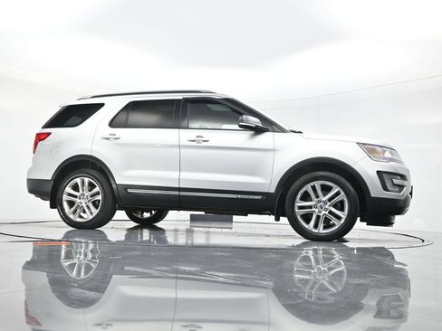 Used 2017 Ford Explorer XLT w/ Equipment Group 202A AWD/4WD image 48