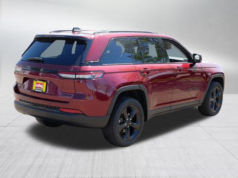 Used 2023 Jeep Grand Cherokee Limited w/ Black Appearance Package AWD/4WD image 7
