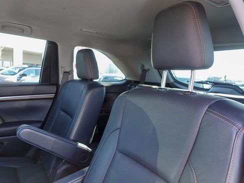 Used 2014 Toyota Highlander Limited image 11