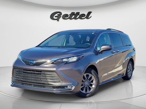 Used 2021 Toyota Sienna XLE FWD image 1