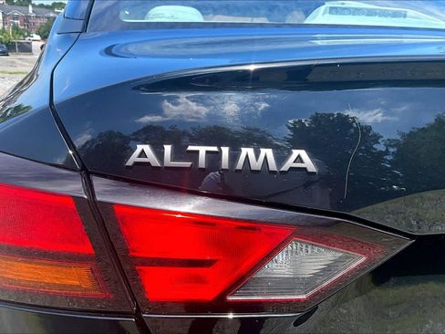 Used 2025 Nissan Altima 2.5 SV FWD image 10