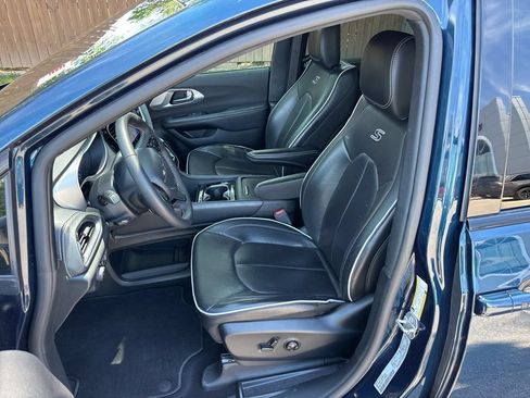 Used 2025 Chrysler Pacifica Limited FWD image 9