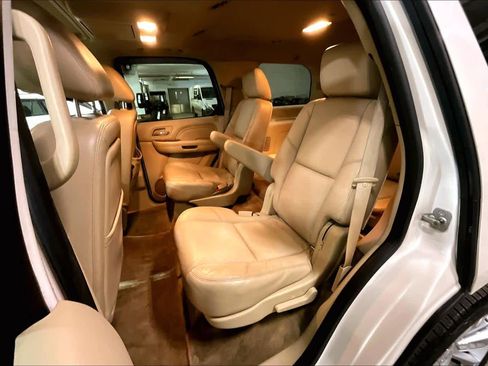 Used 2011 Cadillac Escalade Premium image 21