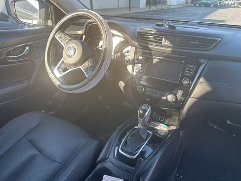 Used 2017 Nissan Rogue SL image 4