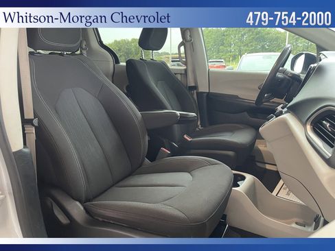 Used 2022 Chrysler Voyager LX image 40