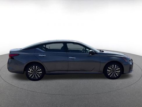 Used 2025 Nissan Altima 2.5 SV FWD image 16
