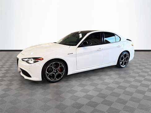 Used 2022 Alfa Romeo Giulia Veloce RWD image 3