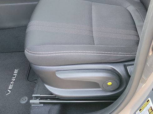 Certified 2025 Hyundai Venue SEL FWD image 18