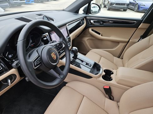 Certified 2025 Porsche Macan image 4